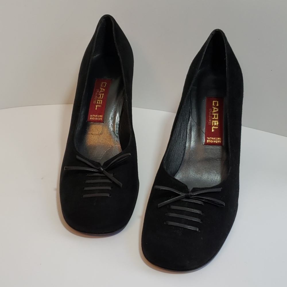 < Carel >, Black Suede pump, 8